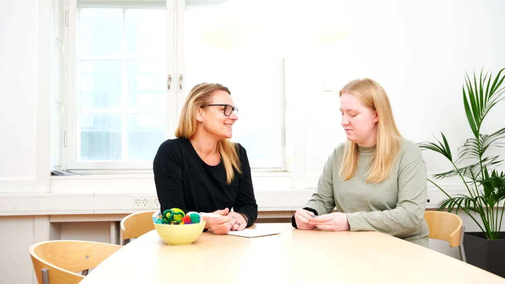 Specialpædagogisk vejleder i samtale med elev.