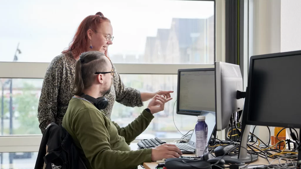 Lærer og elev i en undervisningssituation på AspIT